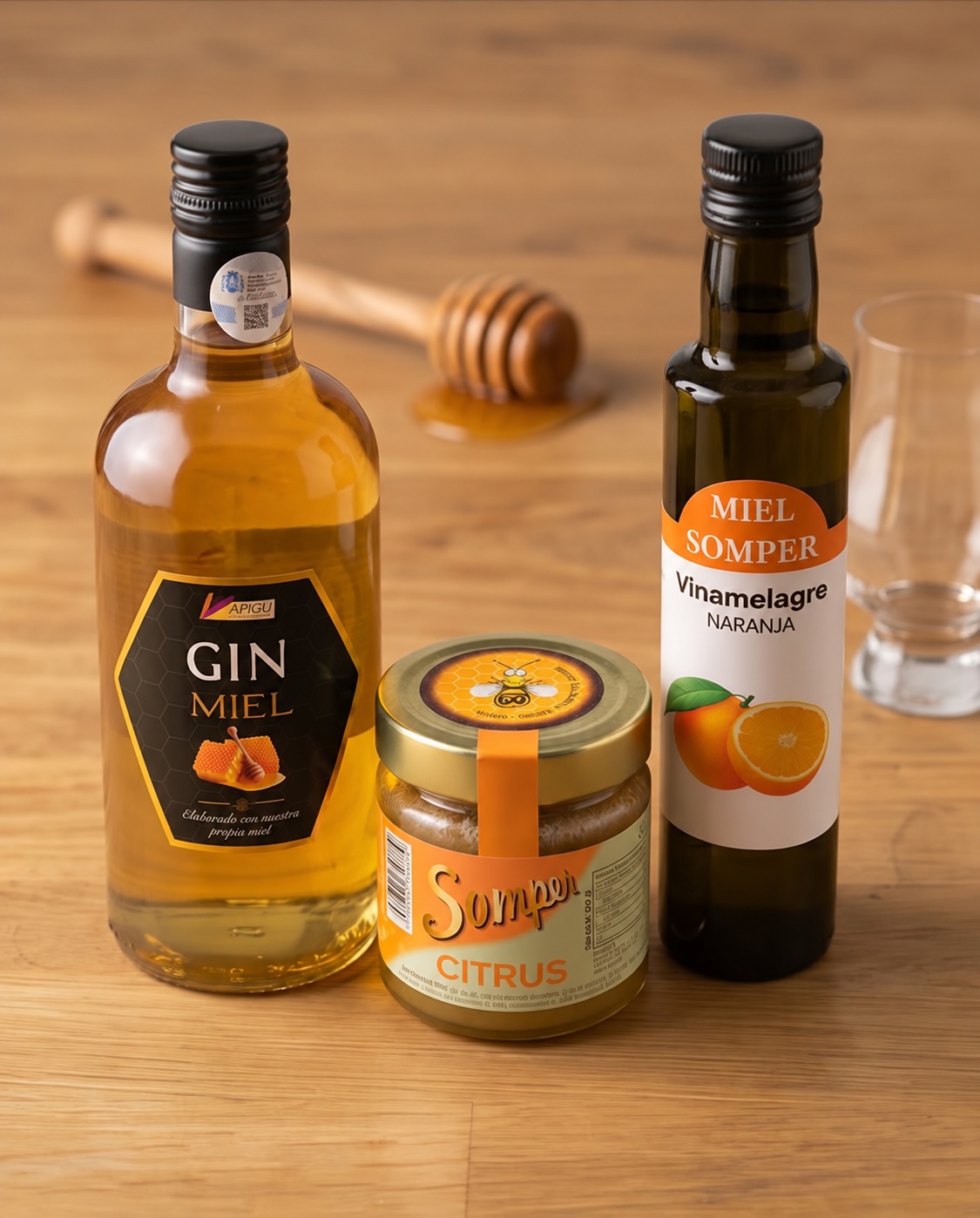 Gin con miel, Somper Citrus y Vinamelagre de Naranja sobre una mesa de madera
