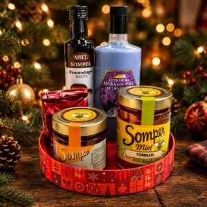 Presentación navideña del lote El Bosque Encantado Somper con miel de tomillo, Citrus, Vinamelagre de Boletus, bebida de mora y bolsa de caramelos